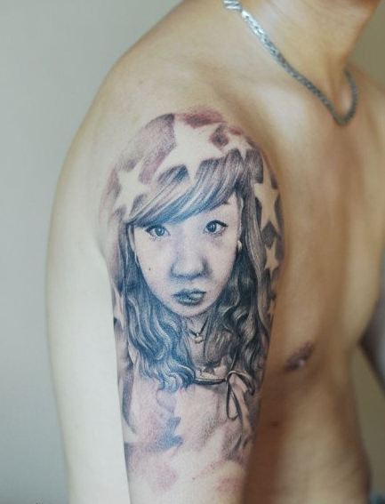 点击大图看下一张：可爱吐舌的女孩纹身图案