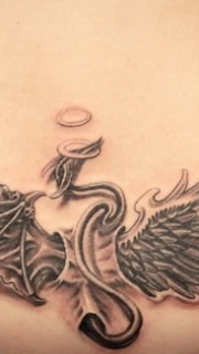 美女腰部一对天使与恶魔的翅膀纹身图案