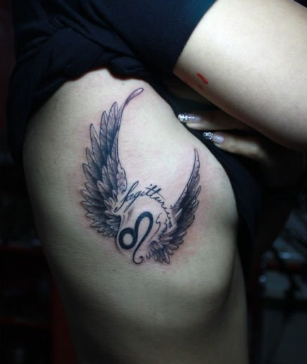 点击大图看下一张：女生侧胸好看的黑白翅膀纹身图案