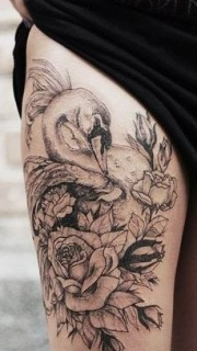 美女腿部点刺玫瑰与鹅纹身图案