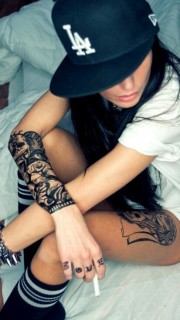 时尚女手臂骷髅蛇纹身图片
