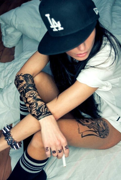 点击大图看下一张：时尚女手臂骷髅蛇纹身图片