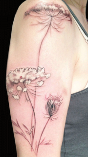 女性手臂漂亮的花朵刺青
