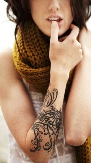 漂亮美女的个性手臂纹身