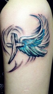 手臂彩色十字架翅膀纹身图案