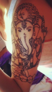 女性手臂上的象神头像纹身
