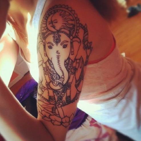 点击大图看下一张：女性手臂上的象神头像纹身