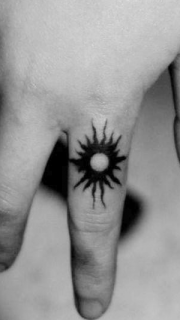 手指图腾太阳纹身图案