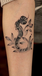 手臂水墨蛇纹身图案