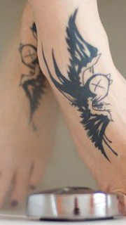 脚背上可爱的卡通燕子纹身