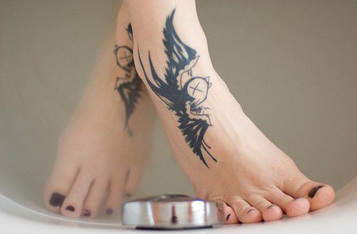 点击大图看下一张：脚背上可爱的卡通燕子纹身