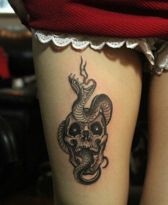 点击大图看下一张：女性腿部骷髅蛇纹身图案