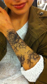 手臂上淡色的花朵纹身
