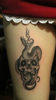 女性腿部骷髅蛇纹身图案
