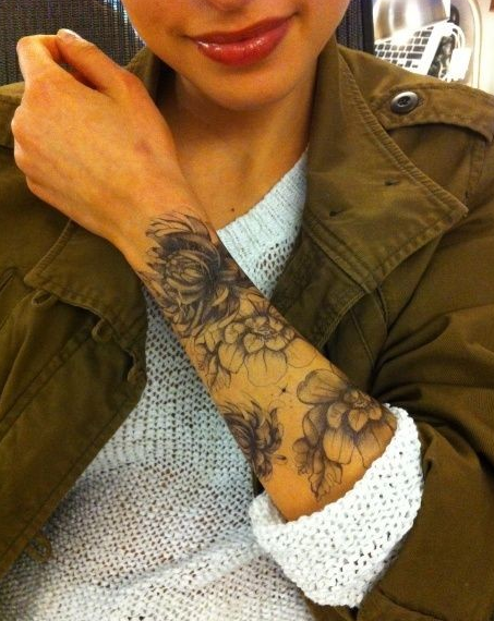 点击大图看下一张：手臂上淡色的花朵纹身