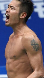 奥运冠军林丹手臂十字架刺青