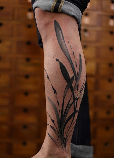 点击大图看下一张：腿部中国风传统兰花纹身图案
