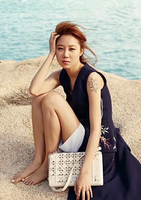 点击大图看下一张：潮流韩星孔孝真个性纹身