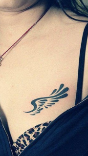 美女胸部流行潮流的图腾翅膀纹身图片