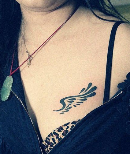 点击大图看下一张：美女胸部流行潮流的图腾翅膀纹身图片