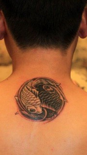 背部双鱼纹身图案