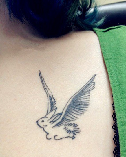 点击大图看下一张：女性背部飞翔的玉兔可爱刺青