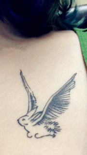 女性背部飞翔的玉兔可爱刺青