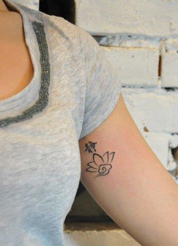 点击大图看下一张：女生手臂简单喜欢的莲花与汉字刺青图案