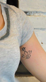 女生手臂简单喜欢的莲花与汉字刺青图案