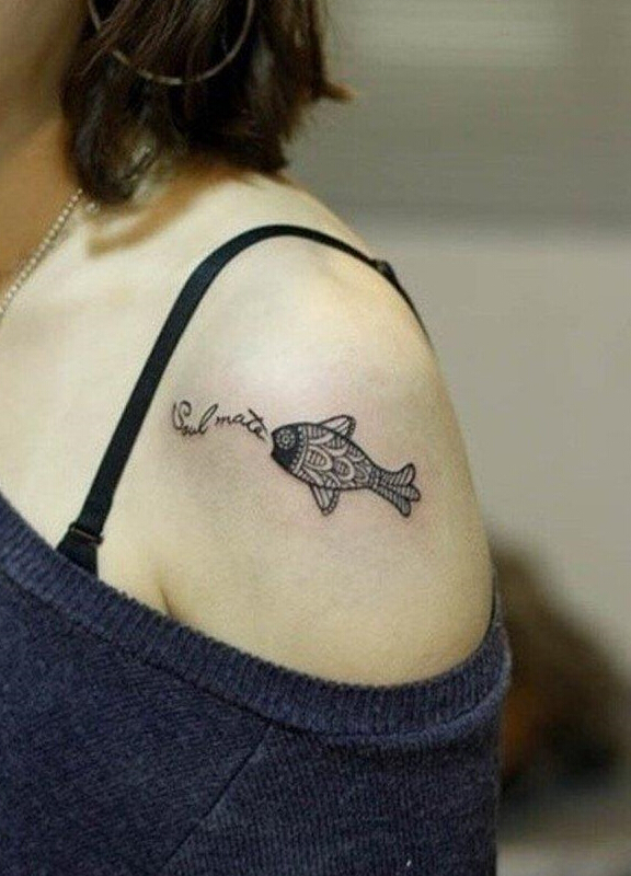 点击大图看下一张：女性肩背鱼纹身图案