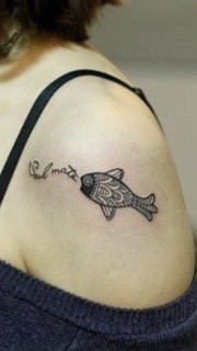 女性肩背鱼纹身图案