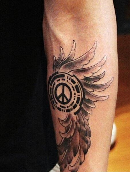 点击大图看下一张:手臂反战翅膀纹身图案