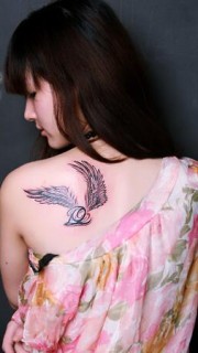 美女肩背精巧精致的翅膀文字纹身图案