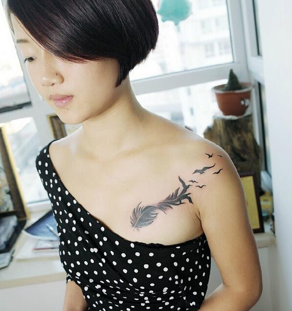 点击大图看下一张：漂亮美女胸前精巧精致的羽毛纹身