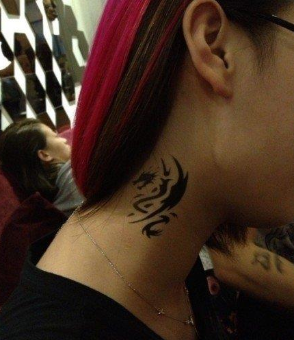点击大图看下一张：靓女脖子处很酷的图腾龙纹身