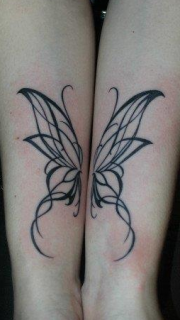 靓女手臂清晰精美的图腾蝴蝶纹身图案