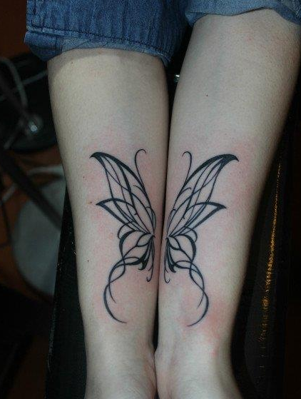 点击大图看下一张：靓女手臂清晰精美的图腾蝴蝶纹身图案