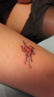 美女腿部小巧雅观的蝴蝶纹身图案