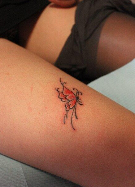 点击大图看下一张：美女腿部小巧雅观的蝴蝶纹身图案