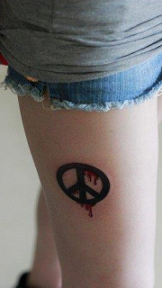 靓女腿部完美新潮的反战符号纹身图案