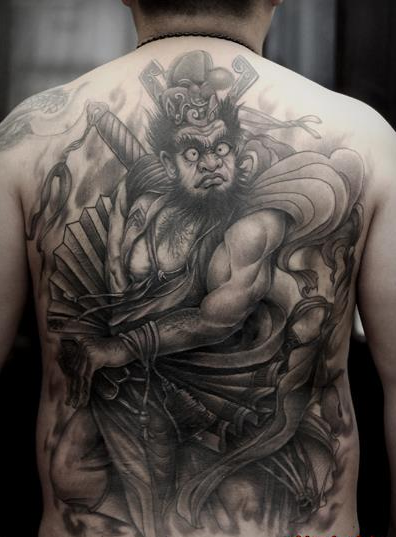 点击大图看下一张：男人满背黑灰捉鬼钟馗纹身图案