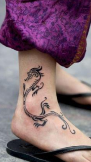 女生脚踝处标致的图腾龙纹身