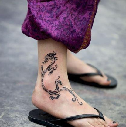 点击大图看下一张：女生脚踝处标致的图腾龙纹身