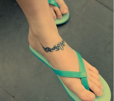 点击大图看下一张：美女脚部图腾纹身