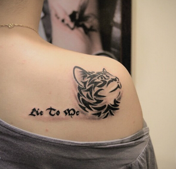 点击大图看下一张：女性肩背图腾猫纹身