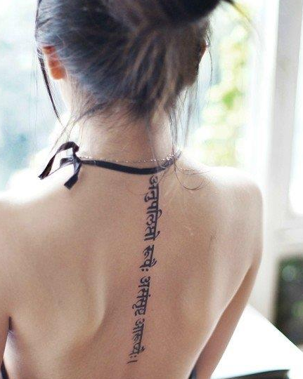 点击大图看下一张：前卫权威的女生后背脊椎藏文纹身图案