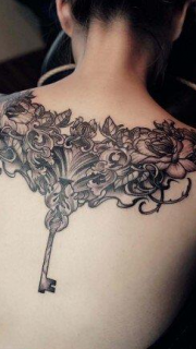 个性背部玫瑰花钥匙纹身图案