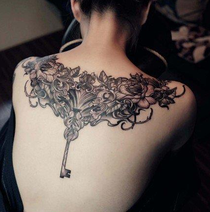 点击大图看下一张：个性背部玫瑰花钥匙纹身图案