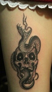 女性腿部时尚个性骷髅蛇纹身图案