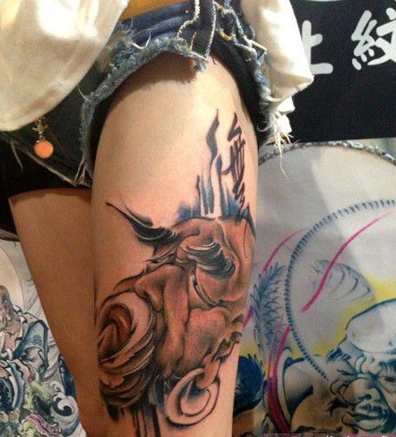 点击大图看下一张：女生大腿个性老寿星纹身图案